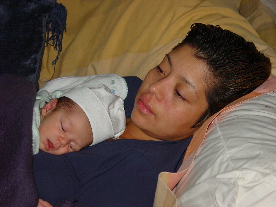 08302001-momAndChildWHat.jpg 79.3K